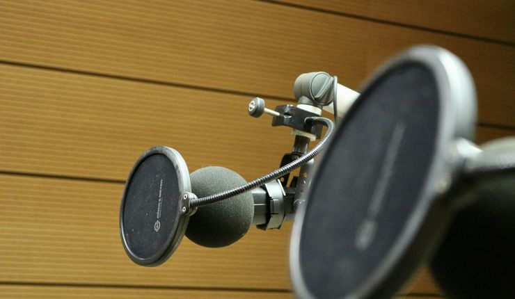 Studio-Aufnahme: Zwei Mikrofone inklusive Pop-Schutz.